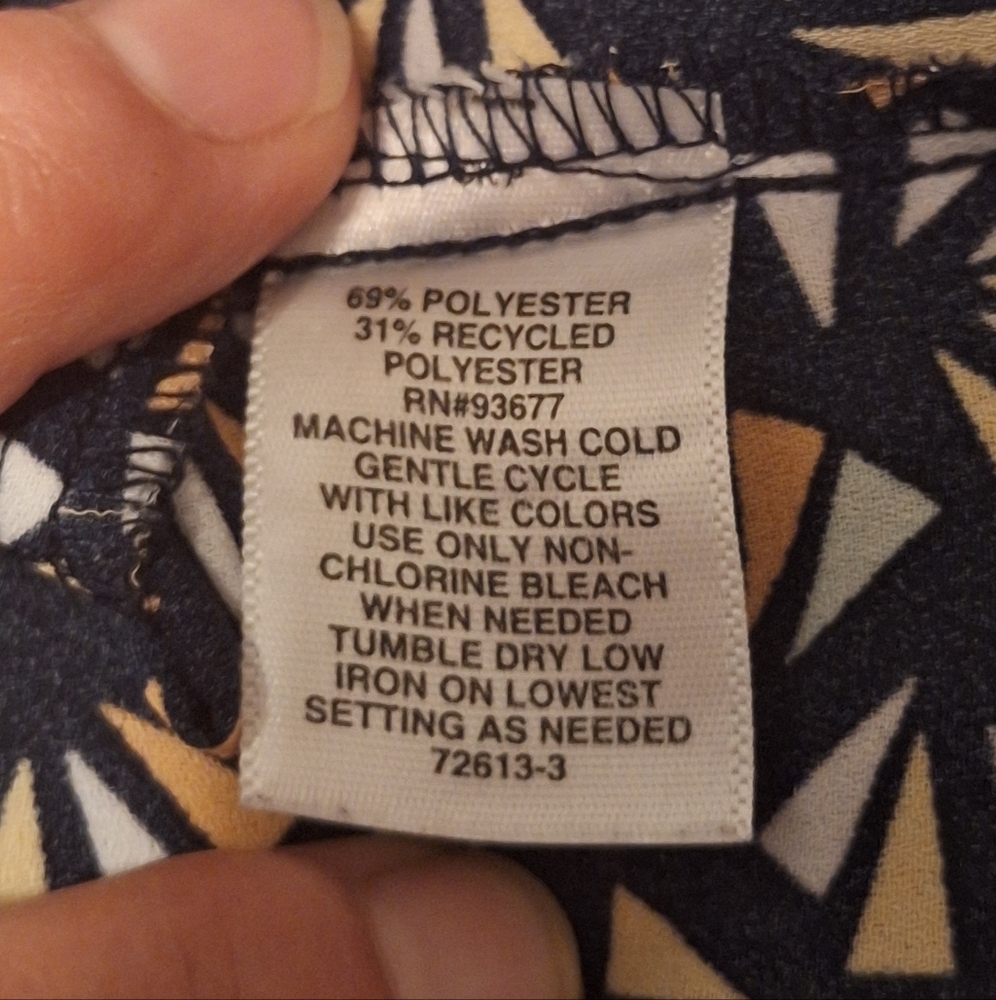 Liz Claiborne Stylish Women's Geometric Patterned Top - Picture 10 of 10